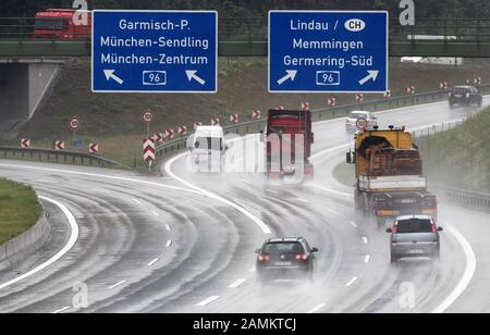 Extrémité de la voie de contournement nord, jonction avec l'A96 à Gut Streiflach. Tournez à gauche vers Garmisch-Partenkirchen ou Munich, à droite vers Lindau / Memmingen. [traduction automatique] Banque D'Images