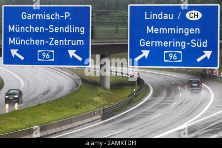 Extrémité de la voie de contournement nord, jonction avec l'A96 à Gut Streiflach. Tournez à gauche vers Garmisch-Partenkirchen ou Munich, à droite vers Lindau / Memmingen. [traduction automatique] Banque D'Images