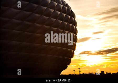 La coquille extérieure de l'arène de Fröttmaninger à la lumière du soleil du soir. [traduction automatique] Banque D'Images