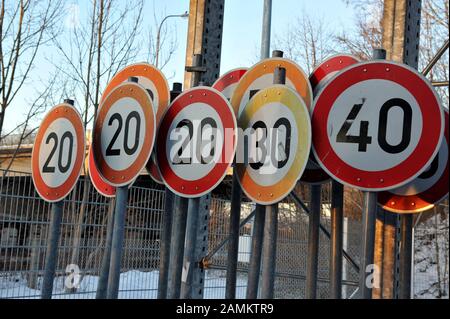 Signez l'entreposage dans le Centre d'opérations techniques du département du bâtiment de la Schragenhoferstrasse à Moosach. L'image montre des signes avec des limites de vitesse de 20 ou 40 Kmh. [traduction automatique] Banque D'Images