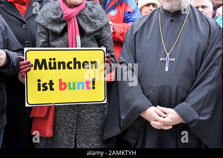 Sous la devise "le unich est coloré", les citoyens de Munich manifestent sur la Marienplatz contre la xénophobie et le racisme. L'image montre un dignitaire orthodoxe à côté d'un signe « le seul est coloré ». [traduction automatique] Banque D'Images