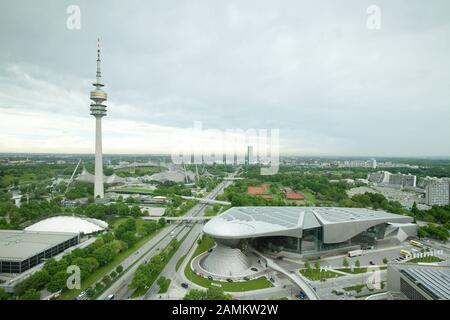 Vue du bâtiment BMW à quatre cylindres à l'ouest. Sur la droite le BMW World et sur la gauche la tour olympique. [traduction automatique] Banque D'Images