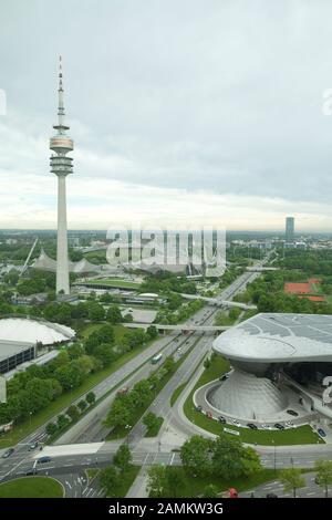 Vue du bâtiment BMW à quatre cylindres à l'ouest. Sur la droite le BMW World et sur la gauche la tour olympique. [traduction automatique] Banque D'Images