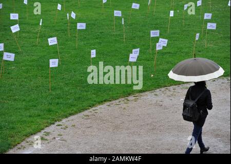 L'artiste de Munich Wolfram Kastner commémore le livre qui brûle il y a 80 ans avec une campagne sur la Königsplatz. [traduction automatique] Banque D'Images