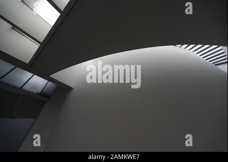 Après de vastes travaux de rénovation, le Pinakothek der moderne devrait rouvrir le 15 septembre 2013 : la photo montre une vue sur la rotonde. [traduction automatique] Banque D'Images