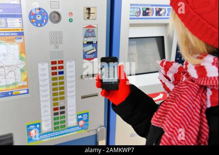 Le dimanche 15 décembre, la Munich Transport Company (MVG) offrira également des billets électroniques. Le HandyTicket et le PrintTicket du PC sont valables dans l'ensemble du réseau de transport de Munich, c'est-à-dire dans le métro, le S-Bahn, le bus et le tram, ainsi que dans les services régionaux de bus et de train dans la zone tarifaire MVV. [traduction automatique] Banque D'Images