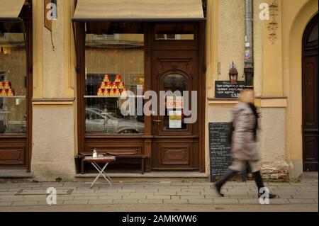 Dans la fenêtre de M. Baker's Coffee House dans la Steinstrasse, il y a des mini-panettones qui forment des pyramides. [traduction automatique] Banque D'Images