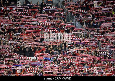 Derby dans la ligue de football du sud: TSV 1860 Munich - FC Bayern Munich II (en rouge) (2:1) dans le stade municipal de Grünwalder Straße à Munich. Sur la photo les fans de Bavière. [traduction automatique] Banque D'Images