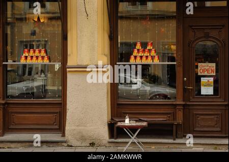 Dans la fenêtre de M. Baker's Coffee House dans la Steinstrasse, il y a des mini-panettones qui forment des pyramides. [traduction automatique] Banque D'Images