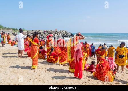 pèlerins hindous sur une plage, mahabalipuram, tamil nadu, inde Banque D'Images