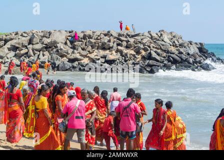 pèlerins hindous sur une plage, mahabalipuram, tamil nadu, inde Banque D'Images