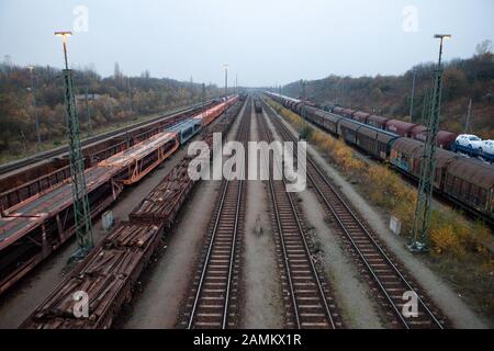 À la station de marchandises dans le nord de Munich. Wagons de fret chargés sur les pistes. [traduction automatique] Banque D'Images