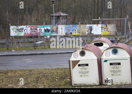 Panneaux en bois avec affiches électorales sur la clôture d'une aire de jeux pour enfants à Miesbach. Les affiches de l'administrateur du district de Miesbach, en proie à l'affaire, Jakob Kreidl (CSU), ont été reprises. Dans la banque de bouteilles de premier plan. [traduction automatique] Banque D'Images