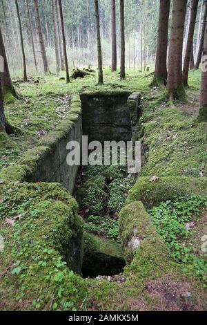 Site commémoratif dans l'ancien camp de concentration de Mühldorf. La photo montre les restes du bunker d'armement, un complexe de hall d'origine de 400 m de long construit par les prisonniers de camp de concentration à Mühldorf Hart. [traduction automatique] Banque D'Images