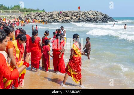 pèlerins hindous sur une plage, mahabalipuram, tamil nadu, inde Banque D'Images