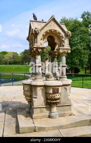 Fontaine à boire (1872) dans le style de renouveau gothique de l'époque victorienne élevée, à Sefton Park, Liverpool, Royaume-Uni. Banque D'Images