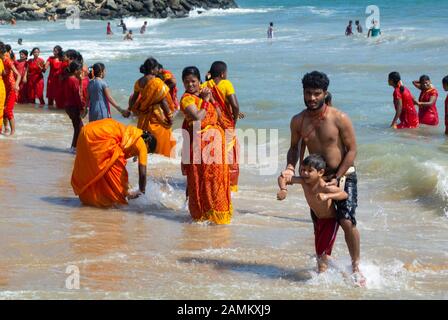 pèlerins hindous sur une plage, mahabalipuram, tamil nadu, inde Banque D'Images