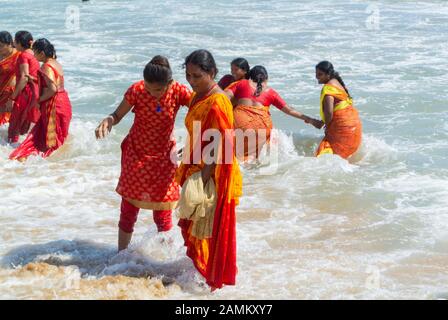 pèlerins hindous sur une plage, mahabalipuram, tamil nadu, inde Banque D'Images