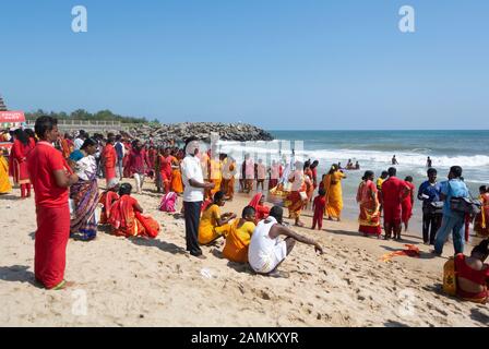 pèlerins hindous sur une plage, mahabalipuram, tamil nadu, inde Banque D'Images