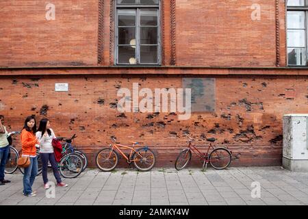 Sur le mur de la brique de Ludwig-Maximilians-Universität de Munich (LMU) à l'angle de Ludwigstraße / Schellingstraße sont des trous de balle de la seconde Guerre mondiale, plus une plaque de verre par les artistes Alexander von Weizsäcker et Beate Passow avec l'inscription "Blessures de mémoire". [traduction automatique] Banque D'Images