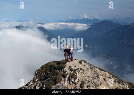 Randonnée sur la Große Klammspitze dans les Alpes d'Ammergau. Le sommet est au soleil, il y a donc un fort brouillard autour. [traduction automatique] Banque D'Images