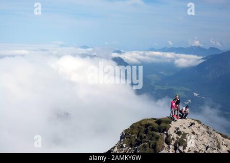 Randonnée sur la Große Klammspitze dans les Alpes d'Ammergau. Le sommet est au soleil, il y a donc un fort brouillard autour. [traduction automatique] Banque D'Images