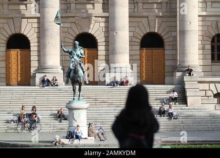 Bronzer sur l'ancien escalier d'entrée à l'arrière de la Chancellerie de l'État de Bavière, dont la partie centrale est constituée de l'ancien Musée de l'Armée. Au premier plan, la statue équestre d'Otto von Wittelsbach. [traduction automatique] Banque D'Images