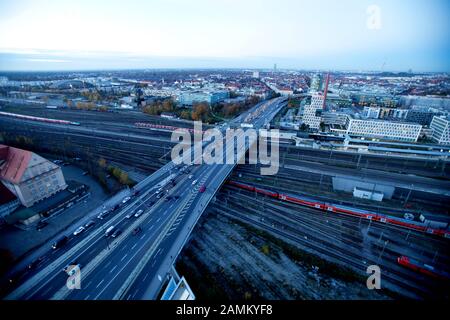 Artère routière Mittlerer Ring à Munich: Sur la photo le Donnersbergerbrücke entre les quartiers Schwanthalerhöhe et Neuhausen avec vue sur Landshuter Allee. [traduction automatique] Banque D'Images