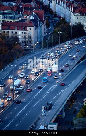 Artère routière Mittlerer Ring à Munich: Sur la photo le Donnersbergerbrücke entre les quartiers Schwanthalerhöhe et Neuhausen avec vue sur Landshuter Allee. [traduction automatique] Banque D'Images