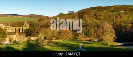 Vue panoramique sur les ruines anciennes et pittoresques des priories monastiques, le vieux presbytère historique et les collines ensoleillées - Abbaye de Bolton, Yorkshire Dales, Angleterre, Royaume-Uni. Banque D'Images