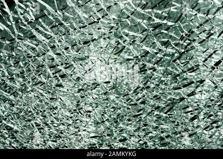 Gros plan sur le verre de fenêtre brisé, texture verte Banque D'Images