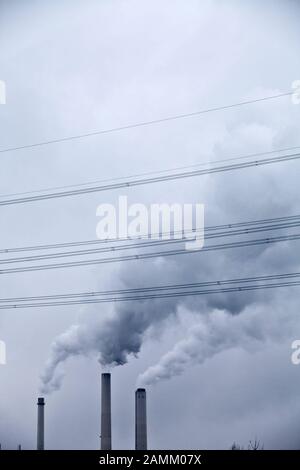 Fumeurs cheminées de la production combinée de chaleur et d'électricité du nord de Munich à Unterföhring. [Traduction automatique] Banque D'Images