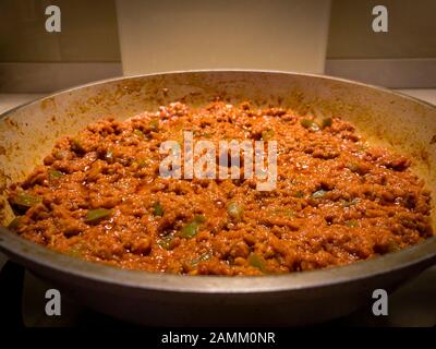 Sauce à spaghetti maison dans une poêle. Il est composé de la viande hachée, les tomates concassées, et le poivron vert. C'est la partie principale de spaghettis à la bolognaise. Banque D'Images