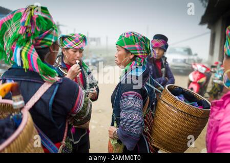 Femme non identifiée de Hmong à sa Pa, au Vietnam Banque D'Images