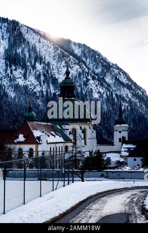 Vue sur le monastère d'Ettal, qui se trouve à l'ombre. [traduction automatique] Banque D'Images