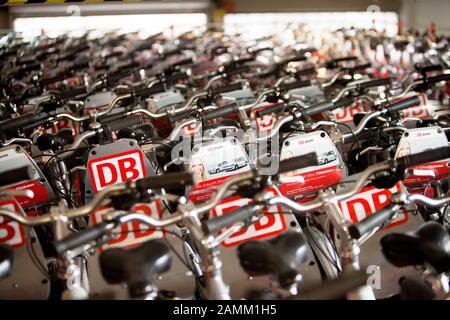 Vélos de location empilés dans l'entrepôt du centre de service "Call a Bike" à Munich. La société de location de vélos est une filiale de Deutsche Bahn (DB). [traduction automatique] Banque D'Images