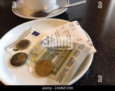 Euro en espèces, pièces diverses et billets de 5 euros au restaurant [traduction automatique] Banque D'Images