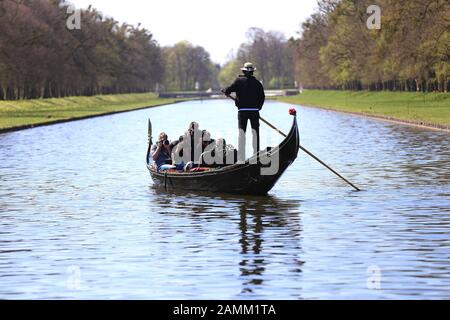 Le ministre des Finances, Markus Söder, se concentre sur les photographes lors d'une balade en gondole sur le canal central du palais de Nymphenburg. À la mémoire des magnifiques navires vénitiens sur le court De L'Électeur Max Emanuel, les visiteurs peuvent faire une croisière sur le canal central du parc du Palais de Nymphenburg dans une télécabine vénitienne d'origine pendant la saison estivale. La photo a été prise lors de la présentation de la nouvelle attraction. [traduction automatique] Banque D'Images