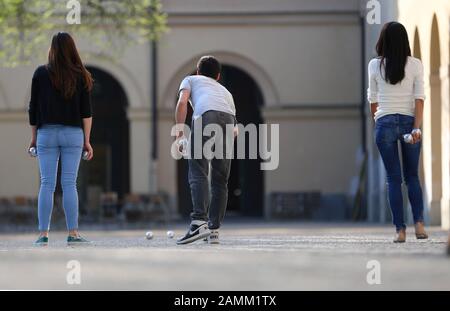 Joueur de Boule dans le Hofgarten de Munich. [traduction automatique] Banque D'Images