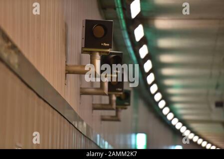 Un verrou entre les deux tubes du tunnel, à travers lequel l'on peut s'échapper d'un tube à l'autre l'image montre des caméras radar dans le tunnel. [traduction automatique] Banque D'Images