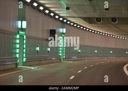 Visite avant l'ouverture du tunnel routier "Mittlerer Ring Südwest" à Luise-Kiesselbach-Platz. L'image montre un verrou (bordé en vert) entre les deux tubes du tunnel, par lequel l'un peut s'échapper d'un tube à l'autre. [traduction automatique] Banque D'Images