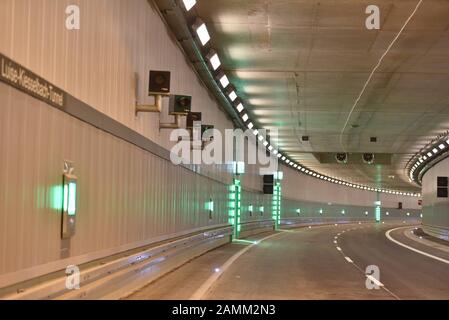 Visite avant l'ouverture du tunnel routier "Mittlerer Ring Südwest" à Luise-Kiesselbach-Platz. Dans les caméras radar d'image sur le mur et deux verrous (vert bordé) entre les deux tubes du tunnel, à travers lesquels l'on peut s'échapper d'un tube à l'autre. [traduction automatique] Banque D'Images