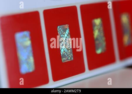 Étiquettes à gratter finies pour les codes PIN dans l'usine de production de Schreiner Group à Bruckmannring, à Oberschleißheim, près de Munich. [traduction automatique] Banque D'Images