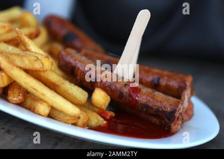 Bratwurst avec frites au festival Tollwood à l'Olympiapark de Munich. [traduction automatique] Banque D'Images