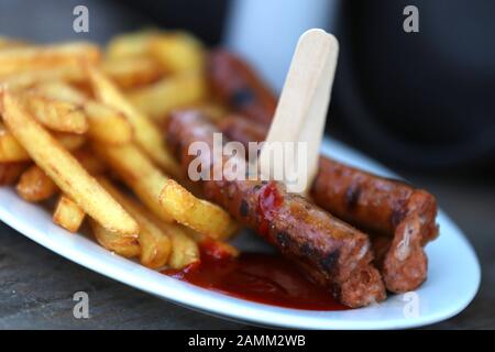 Bratwurst avec frites au festival Tollwood à l'Olympiapark de Munich. [traduction automatique] Banque D'Images