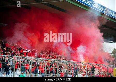 Derby dans la ligue de football de la région sud: FC Bayern München II - TSV 1860 München II dans le stade municipal de Grünwalder Straße. La photo montre des feux bengalois dans le bloc des fans bavarois sur le comptoir tribune. [traduction automatique] Banque D'Images