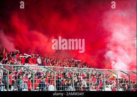 Derby dans la ligue de football de la région sud: FC Bayern München II - TSV 1860 München II dans le stade municipal de Grünwalder Straße. La photo montre des feux bengalois dans le bloc des fans bavarois sur le comptoir tribune. [traduction automatique] Banque D'Images