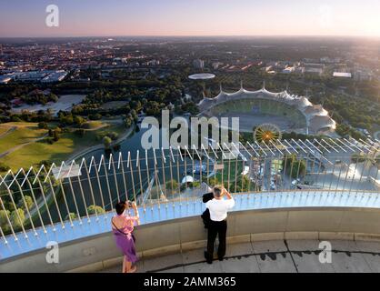 Visiteurs sur la plate-forme d'observation de la tour de télévision (tour olympique) dans le parc olympique de Munich. [traduction automatique] Banque D'Images