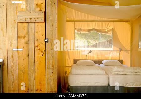 Vue intérieure d'une tente glamour dans le complexe de vacances glamour 'Camping Fornella' à San Felice del Benaco sur le lac de Garde. [traduction automatique] Banque D'Images