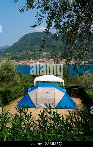 Camper dans le complexe de vacances glamour 'Camping Fornella' à San Felice del Benaco sur le lac de Garde. [traduction automatique] Banque D'Images